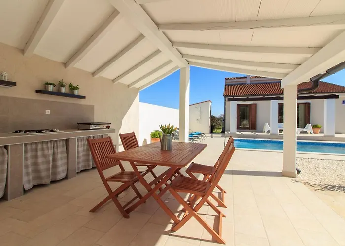 Cozy Nina With Private Pool Near Pula, 2km From The Шишан