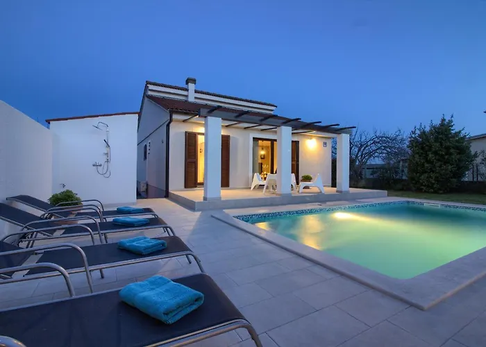 Cozy Nina With Private Pool Near Pula, 2km From The Шишан