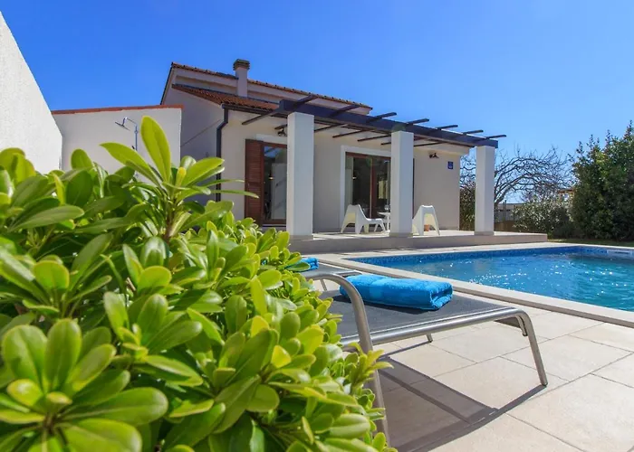 Cozy Nina With Private Pool Near Pula, 2km From The *