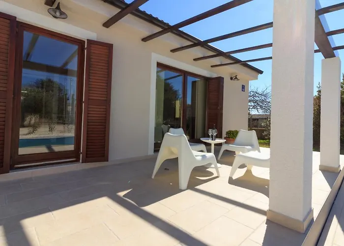 Cozy Nina With Private Pool Near Pula, 2km From The Вилла Шишан