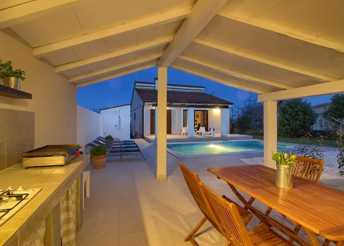 Вилла Cozy Nina With Private Pool Near Pula, 2km From The Шишан