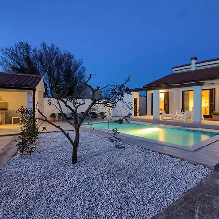 ヴィラ Cozy Nina With Private Pool Near Pula, 2km From The