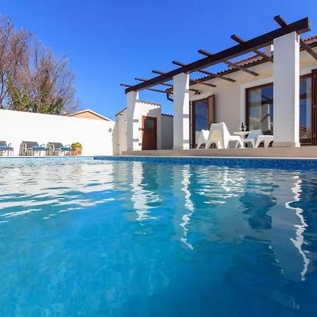 Cozy Nina With Private Pool Near Pula, 2km From The ヴィラ