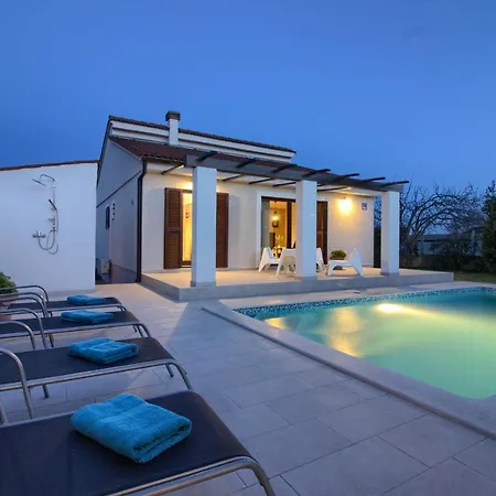 Cozy Nina With Private Pool Near Pula, 2km From The Šišan