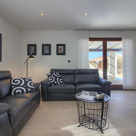 ヴィラ Cozy Nina With Private Pool Near Pula, 2km From The