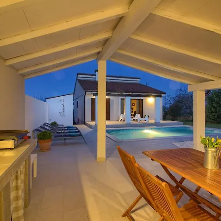 ヴィラ Cozy Nina With Private Pool Near Pula, 2km From The Šišan